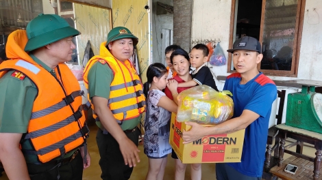 Công an Hà Nội ứng phó khẩn cấp, bảo vệ an toàn người dân vùng lũ