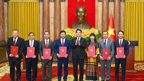Thời sự 12h 10/10/2025: Chủ tịch nước Lương Cường trao quyết định phong hàm Đại sứ 