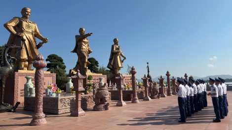 Đoàn cơ sở Hải đoàn 11 tham quan giáo dục truyền thống