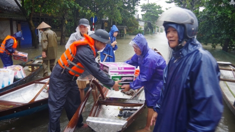 Vùng Cảnh sát biển 2 kịp thời hỗ trợ nhân dân miền Trung vượt qua mưa lũ