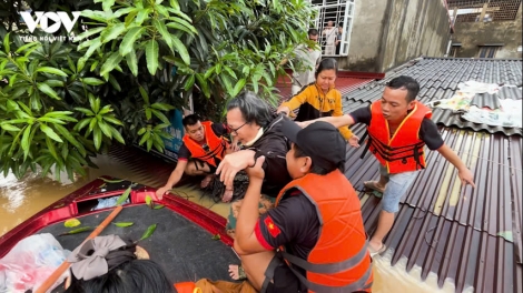 Tình người trong bão lũ
