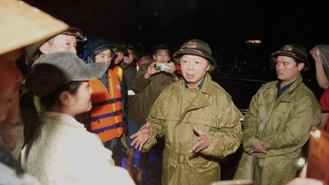 Phó Thủ tướng Trần Hồng Hà kiểm tra tình hình mưa lũ tại TP. Huế