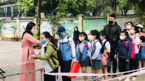 Hà Nội: Học sinh khối lớp 7-11 phấn khởi đến trường học trực tiếp