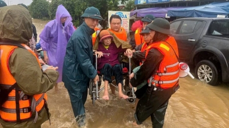 Biên phòng cửa khẩu cảng Đà Nẵng khẩn trương cứu trợ người dân khắc phục mưa lũ