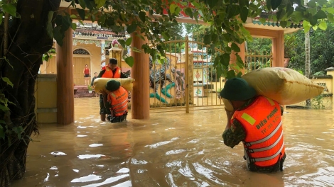 Bộ đội biên phòng thành phố Đà nẵng hỗ trợ nhân dân khắc phục mưa ngập