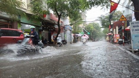Mưa lớn kết hợp triều cường, nhiều tuyến phố trung tâm Hải Phòng ngập sâu