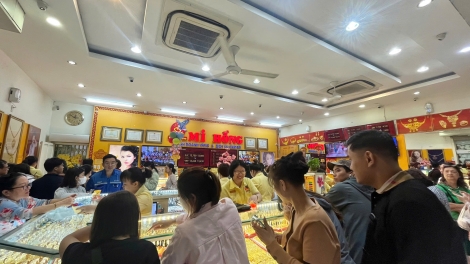 Giá vàng lập đỉnh, nhiều người dân ở TP.HCM xếp hàng mua vàng