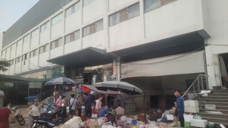  Hàng trăm tiểu thương chợ Thái “trắng tay” vì lũ