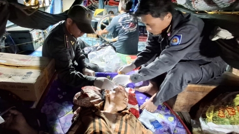 Tàu KN 219 ứng cứu khẩn cấp ngư dân gặp nạn trên biển