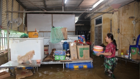 Rốn lũ tỉnh Quảng Trị chuẩn bị thuyền, kê cao tài sản ứng phó với mưa lũ
