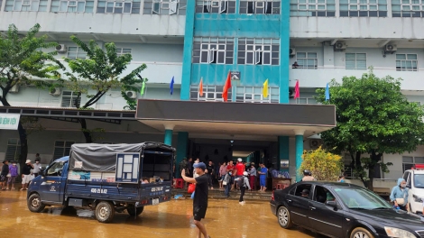 Nước rút, Bộ đội dọn dẹp bùn rác ở bệnh viện