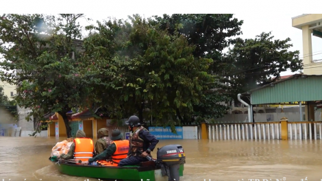 Tư lệnh Quân khu 5 kiểm tra công tác ứng cứu nhân dân vùng ngập lụt
