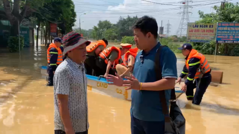 Người dân ngoại thành Hà Nội oằn mình trong lũ lịch sử