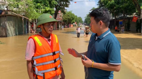 Hà Nội: 16.000 dân xã Trung Giã bị cô lập, nước vẫn vượt báo động 3