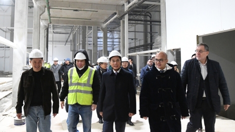 Phó Thủ tướng Bùi Thanh Sơn thăm Nhà máy chế biến sữa tươi sạch của Tập đoàn TH tại tỉnh Kaluga
