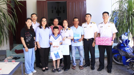 Vùng 4 Hải quân mang Tết Trung thu đến con ngư dân được nhận đỡ đầu.