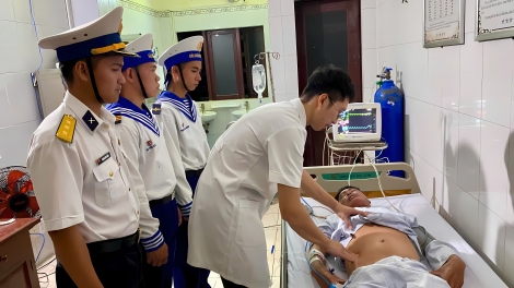 Đảo Trường Sa cấp cứu kịp thời ngư dân bị giảm áp sau khi lặn sâu