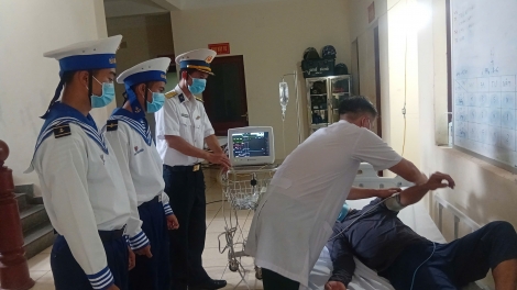 Đảo Trường Sa cấp cứu kịp thời ngư dân bị sốt cao, viêm phổi