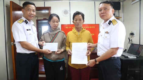 Vùng 4 Hải quân bàn giao ngư dân cho gia đình và địa phương