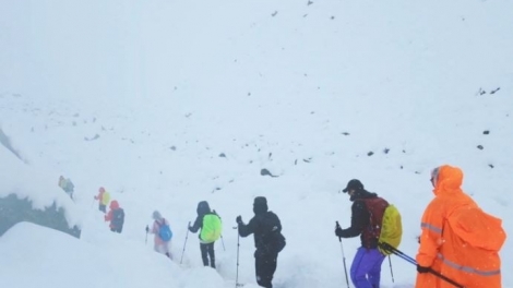 Trung Quốc giải cứu hàng trăm người bị mắc kẹt trên đỉnh Everest do bão tuyết