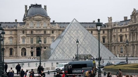Tổng thống Pháp: Vụ trộm tại bảo tàng Louvre là “cuộc tấn công vào di sản quốc gia”