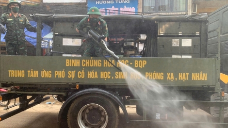 Quân đội dùng xe đặc chủng phun khử khuẩn, ngăn dịch bùng phát tại Thái Nguyên