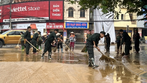 Nước rút, người dân vùng lũ Lào Cai khẩn trương vệ sinh đường phố, nhà cửa