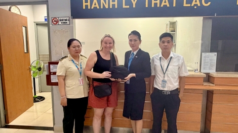 An Giang: nhân viên dọn vệ sinh máy bay trả lại 2.370 đô la Úc và 4 hộ chiếu cho du khách 