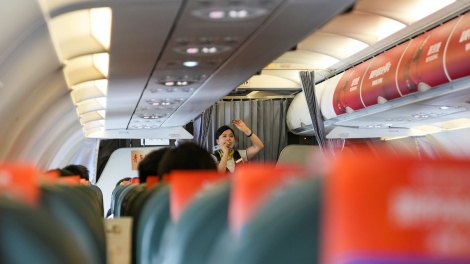 Hãng hàng không Trung Quốc tuyển tiếp viên đã kết hôn và sinh con gây xôn xao dư luận