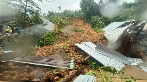 Đà Nẵng:  Cả một quả đồi đổ ập xuống Quốc lộ 40B