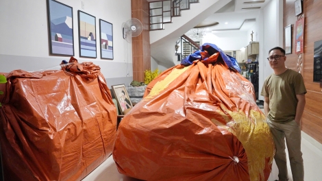Người dân Đà Nẵng dùng bạt bọc kín ô tô trong nhà phòng mưa bão