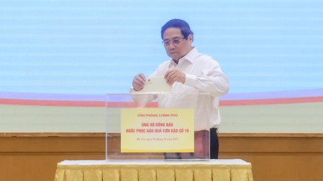 Thủ tướng Phạm Minh Chính cùng tập thể Văn phòng Chính phủ ủng hộ đồng bào khắc phục cơn bão số 10