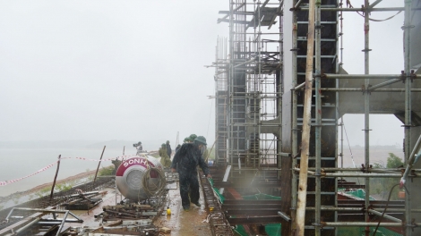 Quảng Trị: Tạm dừng thi công công trình, giám sát hồ đập ứng phó bão số 12