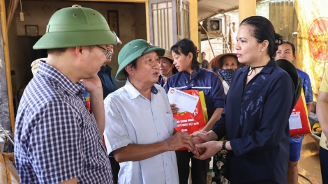 Phó Chủ tịch UBTƯ MTTQ Việt Nam Hà Thị Nga thăm hỏi và trao hỗ trợ nhân dân tỉnh Thái Nguyên