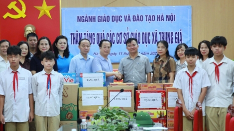 Hà Nội: Ngành Giáo dục trao 40 tấn hàng hỗ trợ hai xã chịu thiệt hại nặng do bão số 11