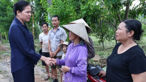 Phó Chủ tịch MTTQ Việt Nam  Hà Thị Nga thăm hỏi, tặng quà người dân xã Kép, tỉnh Bắc Ninh