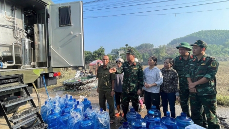 Bộ đội cấp nước sạch giúp dân vùng lũ Thái Nguyên