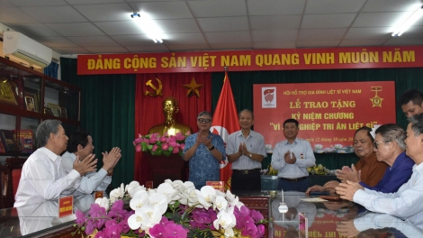 Trao tặng Kỷ niệm chương “Vì sự nghiệp tri ân liệt sĩ”