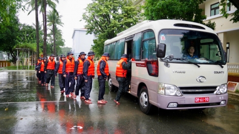 Hơn 100 cán bộ, chiến sĩ Vùng 3 Hải quân sát cánh cùng nhân dân miền Trung khắc phục hậu quả mưa lũ