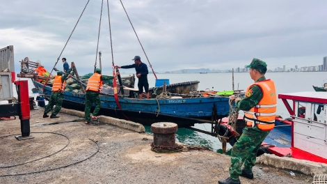 Miền Trung: Chạy đua cứu trợ và ứng phó với bão số 13