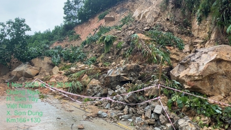 Xuất hiện thêm điểm sạt lở mới, cấm xe lên cao tốc La Sơn- Hòa Liên
