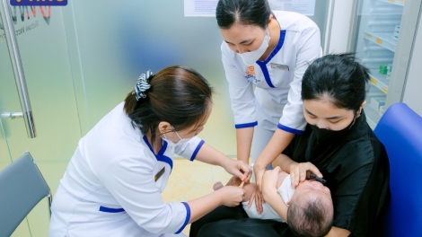 Cúm mùa dễ lây cho trẻ, mối nguy cha mẹ cần biết