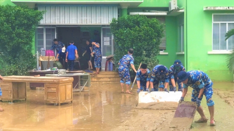 Học viện Hải quân huy động gần 900 cán bộ, học viên giúp dân Khánh Hòa sau lũ