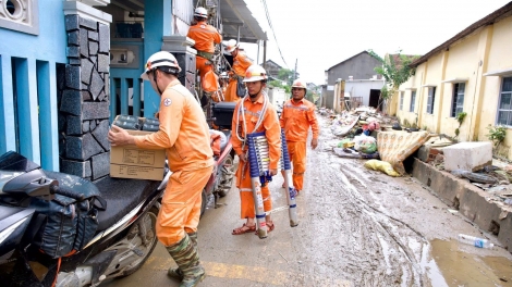 Nỗ lực cấp lại điện cho bà con vùng lũ Đắk Lắk 