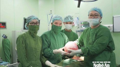 Phẫu thuật thành công khối u nang buồng trứng nặng 6kg 
