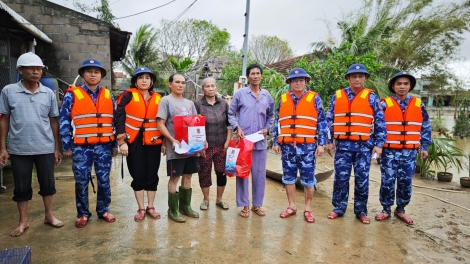 Bước chân lính biển giữa lũ dữ: Nơi nhân dân cần, họ có mặt
