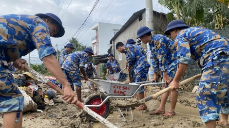 Lữ đoàn 101 tích cực giúp nhân dân Khánh Hòa: "Nước rút đến đâu, giúp dân khắc phục đến đó”