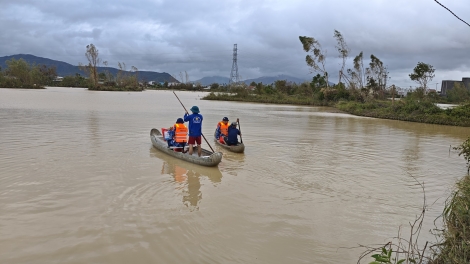 Cảnh sát biển 2 hỗ trợ dân vùng “rốn lũ” Tuy Phước