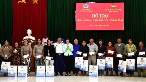 Vùng Cảnh sát biển 2: Nặng nghĩa tình quân dân, sưởi ấm lòng bà con vùng bão lũ