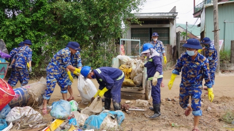 Gần 100 cán bộ, chiến sĩ Vùng 3 Hải quân hỗ trợ nhân dân xã Tuy Phước khắc phục hậu quả mưa lũ